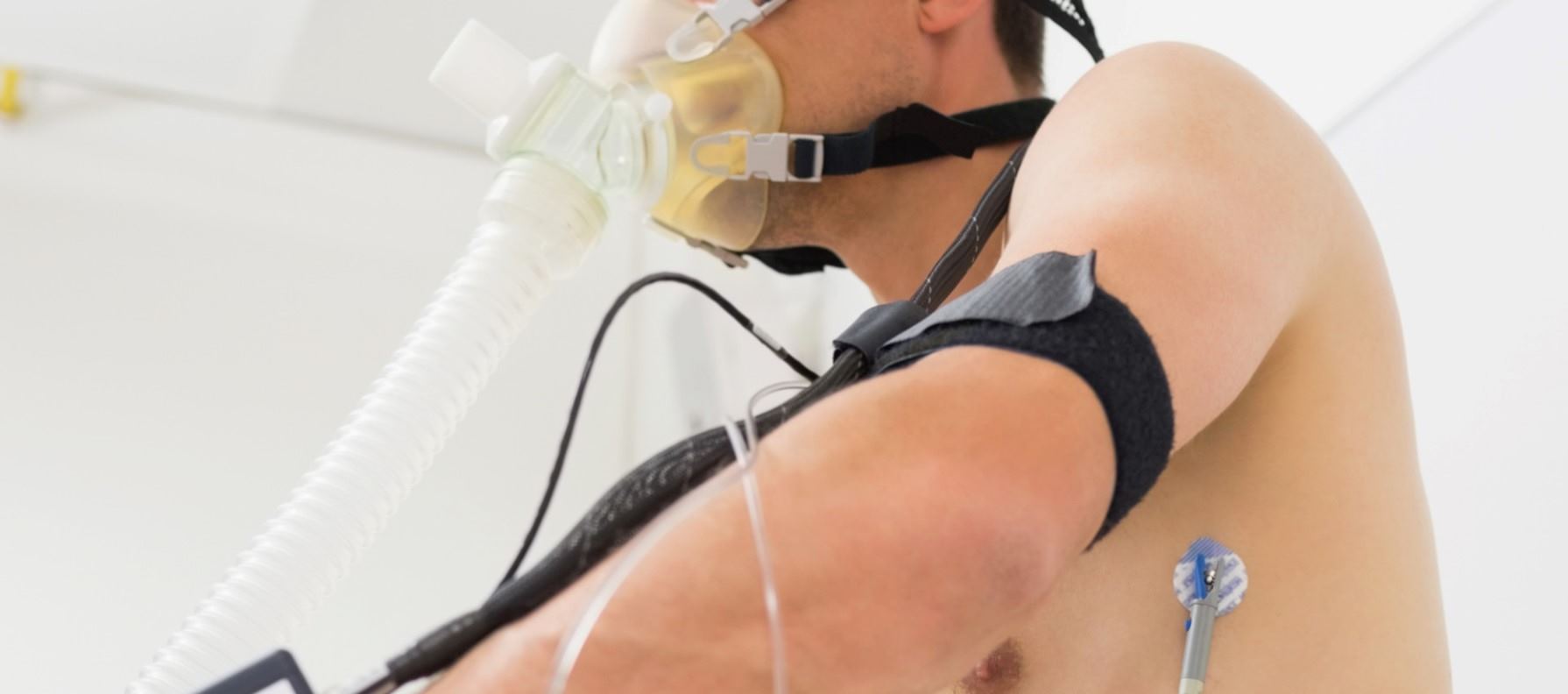 hombre haciendo prueba cardiovascular 