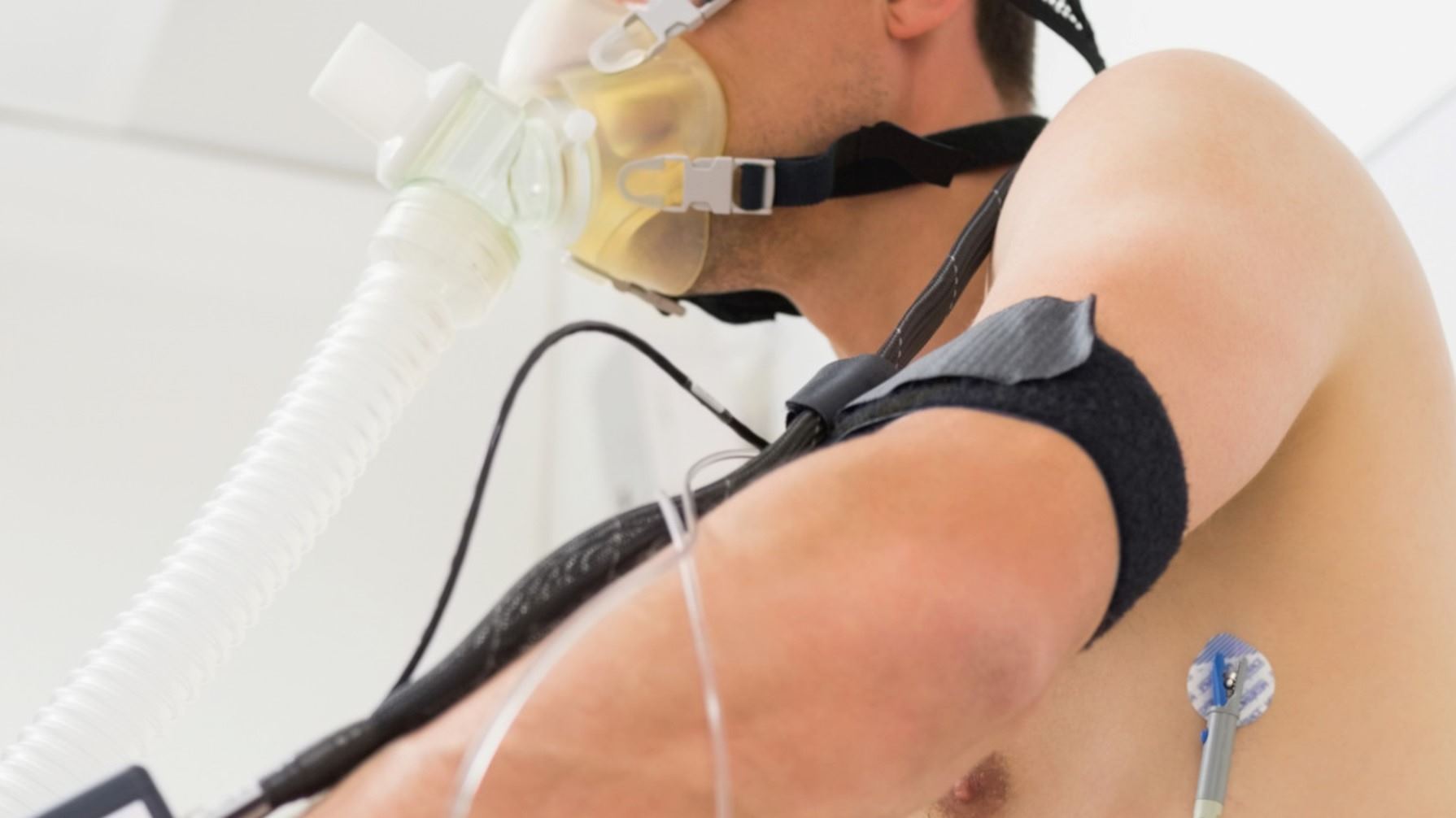 hombre haciendo prueba cardiovascular 